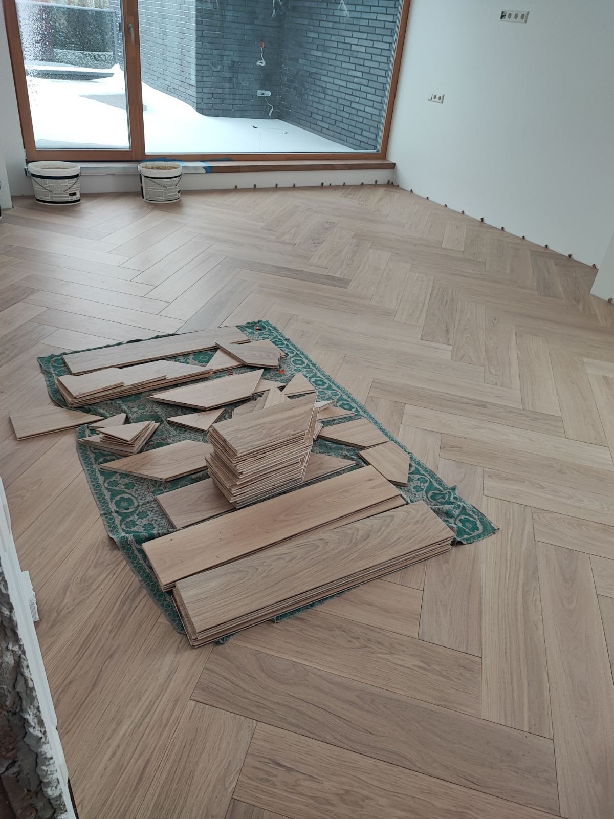 Plintusų montavimas Kaune — tikslus kampų suvedimas 45°