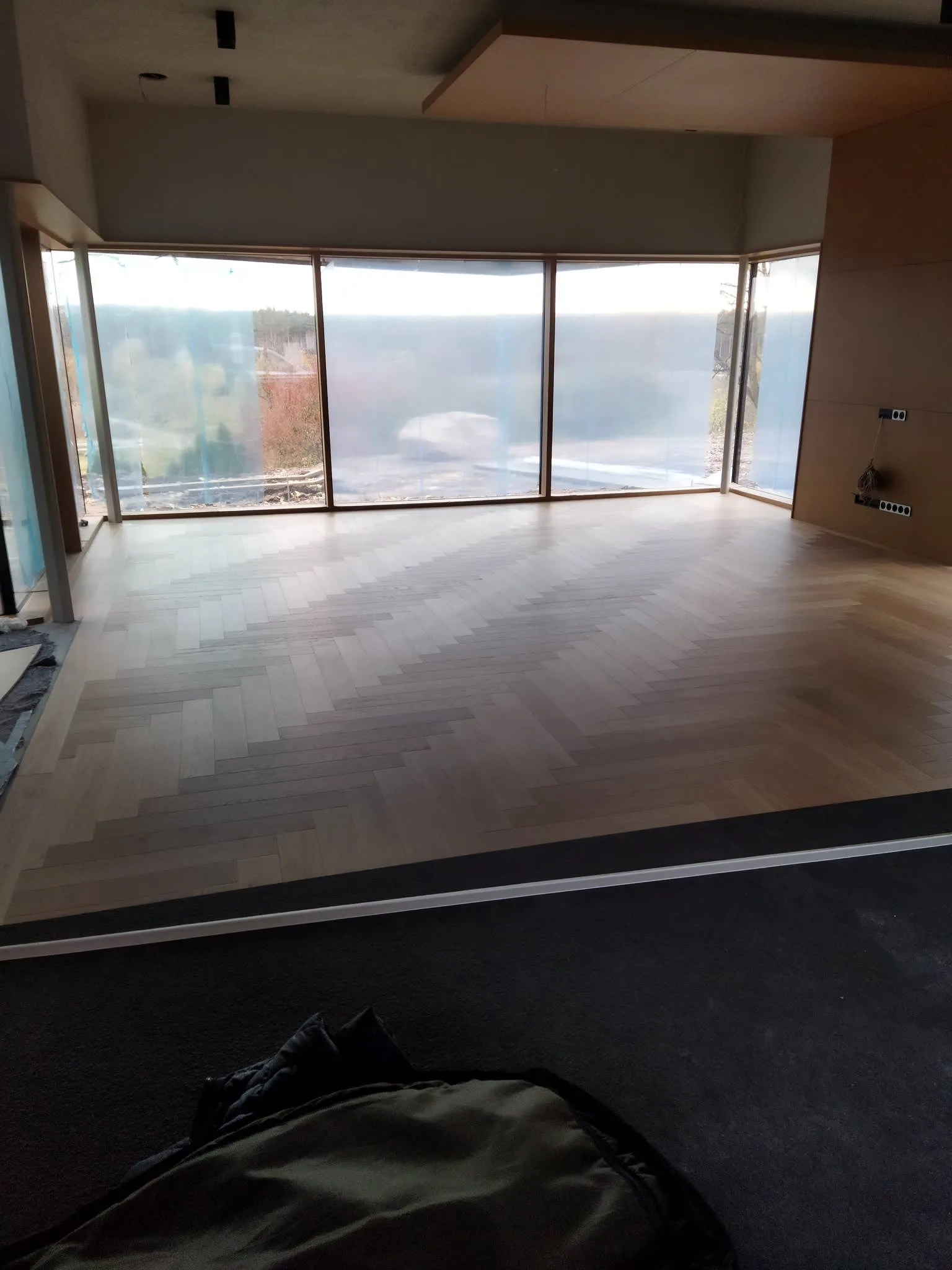 Grindjuosčių montavimas Kaune ir Kauno rajone — MDF plintusai