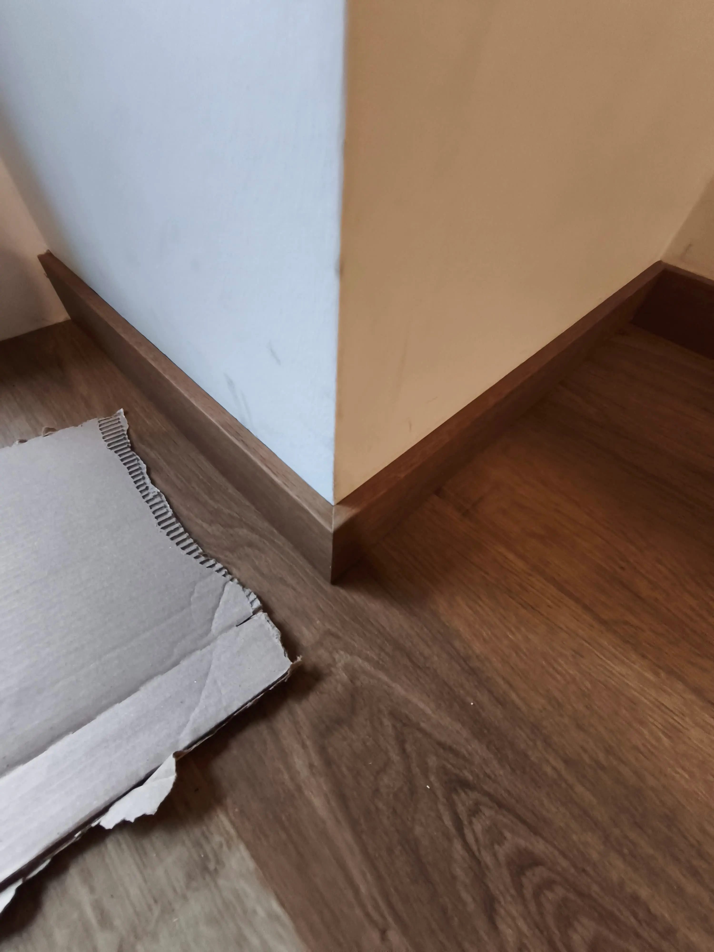 Įvairių tipų plintusų montavimas Kaune